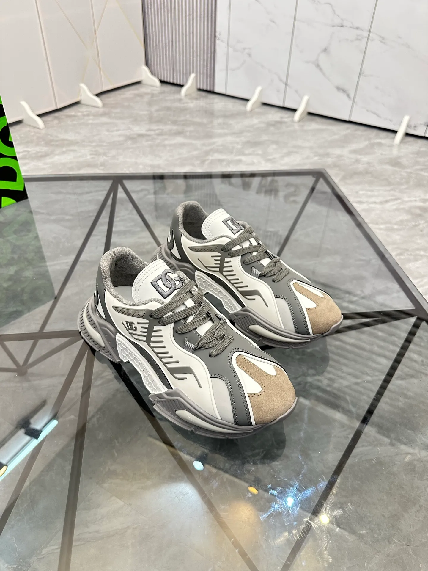 Men's shoes: 💰P560¥ Product trademark: DG "Dolce & Gabbana" low-top casual shoes Regular size: 35-44 (can be customized to 45.46) Couple style Product materials: Upper imported cowhide stitching original material, breathable lining, original outsole. Number: 803